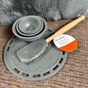 Le Creuset trivet, spatula, prep bowls